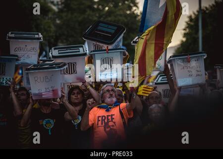 Barcellona, Spagna. 1 Ottobre 2018: Catalano pro-indipendenza attivisti portano scrutinio come essi marzo attraverso Barcellona protestando per l' attuazione della secessione referendum il risultato al suo anniversario a ottobre 1st. Credito: Matthias Oesterle/Alamy Live News Foto Stock