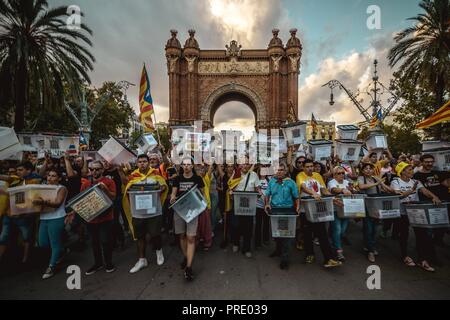 Barcellona, Spagna. 1 Ottobre 2018: Catalano pro-indipendenza attivisti portano scrutinio come essi marzo attraverso Barcellona protestando per l' attuazione della secessione referendum il risultato al suo anniversario a ottobre 1st. Credito: Matthias Oesterle/Alamy Live News Foto Stock