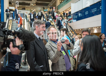 Birmingham, Regno Unito. 1 Ottobre, 2018. Giacobbe Rees-Mogg pone per selfies al congresso del Partito Conservatore 2018 Credit: Benjamin Wareing/Alamy Live News Foto Stock