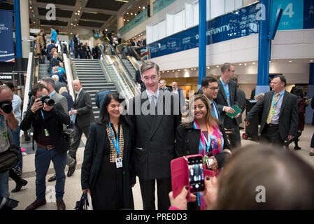 Birmingham, Regno Unito. 1 Ottobre, 2018. Giacobbe Rees-Mogg pone per selfies al congresso del Partito Conservatore 2018 Credit: Benjamin Wareing/Alamy Live News Foto Stock