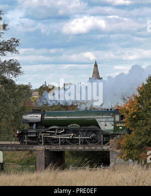 Il mondo-famoso Flying Scotsman 60103 treno a vapore locomotiva poteri lungo il Nene Valley Railway, a Peterborough, CAMBRIDGESHIRE, in data 1 ottobre 2018. Foto Stock