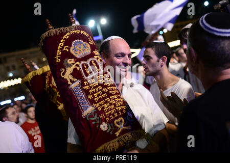 Tel Aviv, Israele. 1 Ott 2018. Gli uomini ebrei portano la Torah scrolls come ballano durante Simchat Torah celebrazioni a Rabin Square a Tel Aviv, Israele, il 1 ottobre, 2018. Simchat Torah celebra la fine del ciclo annuale di pubblica lettura della Torah e l inizio di un nuovo ciclo. Credito: JINI/Tomer Neuberg/Xinhua/Alamy Live News Foto Stock