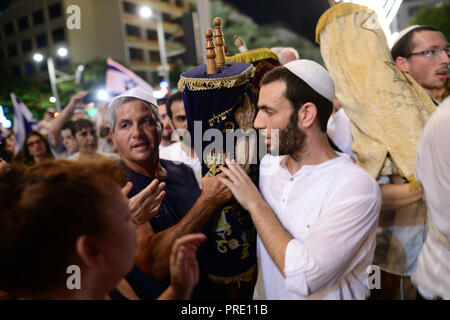 Tel Aviv, Israele. 1 Ott 2018. Gli uomini ebrei portano la Torah scrolls come ballano durante Simchat Torah celebrazioni a Rabin Square a Tel Aviv, Israele, il 1 ottobre, 2018. Simchat Torah celebra la fine del ciclo annuale di pubblica lettura della Torah e l inizio di un nuovo ciclo. Credito: JINI/Tomer Neuberg/Xinhua/Alamy Live News Foto Stock