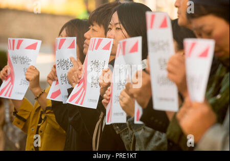 Protesta contro il giapponese Rising Sun bandiera in Corea del Sud, Ott 1, 2018 : sud coreano gli attivisti dei gruppi civici partecipare ad una conferenza stampa di fronte all'ambasciata giapponese a Seul, in Corea del Sud. I manifestanti hanno criticato il Giappone e la sua marina Pianificazione per visualizzare il giapponese Rising Sun bandiera che i manifestanti pensare come un simbolo di aggressione bellica, durante la flotta internazionale di revisione che si terrà al largo dell'isola di Jeju, Corea del Sud a partire dal mese di ottobre 10-14. Navi della Marina militare da 15 paesi tra cui il Giappone, la Cina e gli Stati Uniti parteciperanno all'evento. Sud marina Coreana detto Domenica resta in oppositio Foto Stock