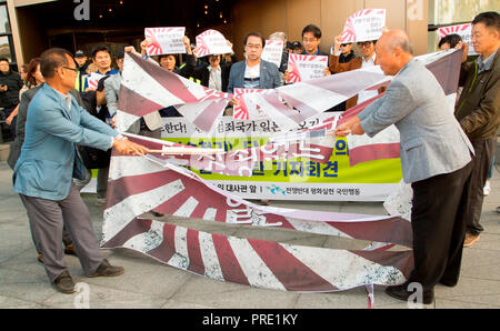 Protesta contro il giapponese Rising Sun bandiera in Corea del Sud, Ott 1, 2018 : sud coreano gli attivisti dei gruppi civici tagliare un finto giapponese Rising Sun bandiera durante una conferenza stampa di fronte all'ambasciata giapponese a Seul, in Corea del Sud. I manifestanti hanno criticato il Giappone e la sua marina Pianificazione per visualizzare il giapponese Rising Sun bandiera che i manifestanti pensare come un simbolo di aggressione bellica, durante la flotta internazionale di revisione che si terrà al largo dell'isola di Jeju, Corea del Sud a partire dal mese di ottobre 10-14. Navi della Marina militare da 15 paesi tra cui il Giappone, la Cina e gli Stati Uniti parteciperanno all'evento. Corea del sud la Marina sa Foto Stock