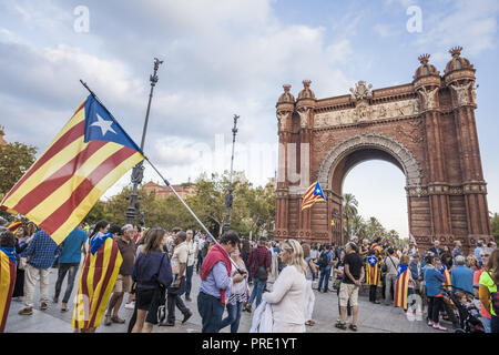 Barcellona, in Catalogna, Spagna. 1 Ott 2018. I partecipanti alla manifestazione a Barcellona per un anno di anniversario del catalano elezioni per l'indipendenza il 1 ottobre del 2017. Credito: Celestino Arce Lavin/ZUMA filo/Alamy Live News Foto Stock