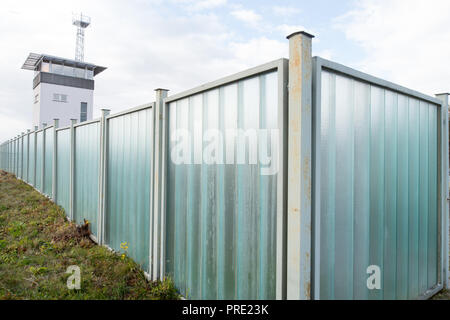 01 ottobre 2018, Sassonia-Anhalt, Marienborn: 01 ottobre 2018, Germania, Marienborn: la torre di comando del valico di frontiera di Marienborn la RDT dietro privacy windows. Oggi il sito appartiene a 'Memorial alla partizione tedesco Marienborn'. Il checkpoint era stato costruito nel mese di ottobre 1945. Il 1 luglio 1990, i controlli formali effettuati dall'apertura delle frontiere nel 1989 ha cessato di applicare. Foto: Klaus-Dietmar Gabbert/dpa-Zentralbild/ZB Foto Stock