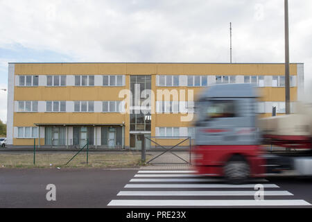 01 ottobre 2018, Sassonia-Anhalt, Marienborn: 01 ottobre 2018, Germania, Marienborn: un carrello aziona passato il personale edificio del Marienborn valico di frontiera della Repubblica democratica tedesca (RDT). Oggi il sito appartiene a 'Memorial alla partizione tedesco Marienborn'. Il checkpoint era stato costruito nel mese di ottobre 1945. Il 1 luglio 1990, i controlli formali effettuati dall'apertura delle frontiere nel 1989 ha cessato di applicare. Foto: Klaus-Dietmar Gabbert/dpa-Zentralbild/ZB Foto Stock