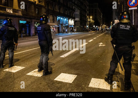 Barcellona, in Catalogna, Spagna. 1 Ott 2018. Gli agenti di polizia hanno visto mantenendo un occhio sui manifestanti durante la dimostrazione.Migliaia di pro-indipendenza manifestanti dalla Catalogna hanno partecipato all'anniversario marzo del 1-O. Alla fine della dimostrazione di centinaia di persone si sono radunate davanti alla stazione di polizia fino a quando la polizia li spingono lontano. Credito: Paco Freire SOPA/images/ZUMA filo/Alamy Live News Foto Stock