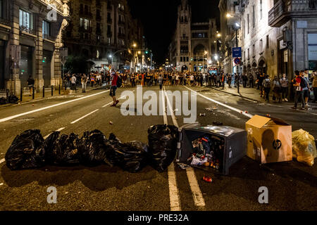 Barcellona, in Catalogna, Spagna. 1 Ott 2018. Una barricata di sacchi della spazzatura è visto durante la protesta.Migliaia di pro-indipendenza manifestanti dalla Catalogna hanno partecipato all'anniversario marzo del 1-O. Alla fine della dimostrazione di centinaia di persone si sono radunate davanti alla stazione di polizia fino a quando la polizia li spingono lontano. Credito: Paco Freire SOPA/images/ZUMA filo/Alamy Live News Foto Stock
