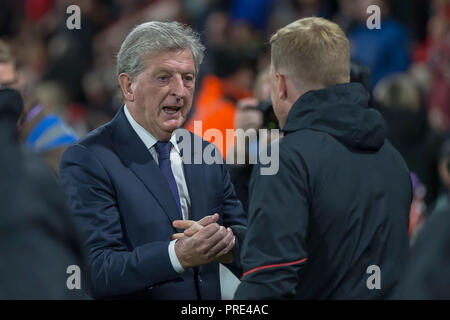 Bournemouth, Regno Unito. 1 Ott 2018. Il palazzo di cristallo manager Roy Hodgson dà un caloroso saluto a Eddie HOWE manager di Bournemouth durante il match di Premier League tra AFC Bournemouth e Crystal Palace presso la vitalità Stadium, Bournemouth, Inghilterra il 1 ottobre 2018. Foto di Simon Carlton. Solo uso editoriale, è richiesta una licenza per uso commerciale. Nessun uso in scommesse, giochi o un singolo giocatore/club/league pubblicazioni. Credit: UK Sports Pics Ltd/Alamy Live News Foto Stock