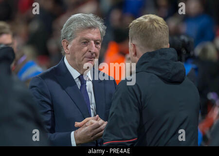 Bournemouth, Regno Unito. 1 Ott 2018. Il palazzo di cristallo manager Roy Hodgson dà un caloroso saluto a Eddie HOWE manager di Bournemouth durante il match di Premier League tra AFC Bournemouth e Crystal Palace presso la vitalità Stadium, Bournemouth, Inghilterra il 1 ottobre 2018. Foto di Simon Carlton. Solo uso editoriale, è richiesta una licenza per uso commerciale. Nessun uso in scommesse, giochi o un singolo giocatore/club/league pubblicazioni. Credit: UK Sports Pics Ltd/Alamy Live News Foto Stock