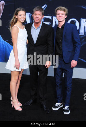 Westwood, STATI UNITI D'AMERICA. 01 ott 2018. WESTWOOD, CA - 01 ottobre: (L-R) Olivia Liefeld, American comic book creator Rob Liefeld e figlio Chase Liefeld frequentare la Premiere mondiale di Columbia Pictures" "Venom" al Regency Village Theatre il 1 ottobre 2018 a Westwood, California. Credito: Barry re/Alamy Live News Foto Stock