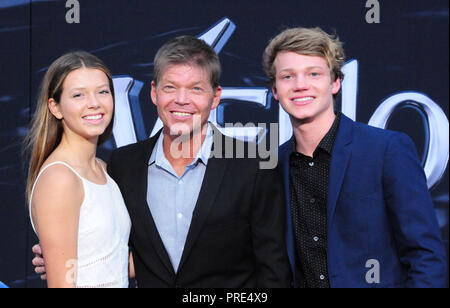 Westwood, STATI UNITI D'AMERICA. 01 ott 2018. WESTWOOD, CA - 01 ottobre: (L-R) Olivia Liefeld, American comic book creator Rob Liefeld e figlio Chase Liefeld frequentare la Premiere mondiale di Columbia Pictures" "Venom" al Regency Village Theatre il 1 ottobre 2018 a Westwood, California. Credito: Barry re/Alamy Live News Foto Stock