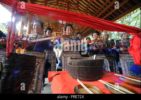 Rongjiang, della Cina di Guizhou. 2 Ottobre, 2018. Le donne di Dong gruppo etnico dare una performance al turista da villaggio Wugong in Rongjiang County, a sud-ovest della Cina di Guizhou, Ottobre 2, 2018. La contea ha ricevuto più di 70.000 turisti nei primi due giorni della settimana lunga giornata nazionale di vacanza. Credito: Yang Ying/Xinhua/Alamy Live News Foto Stock