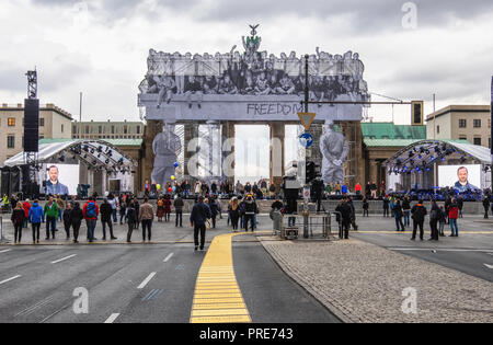 Germania, Berlino Mitte, 1-3 ottobre 2018. Il giorno dell'unità tedesca, Tag der Deutschen Einheit il 3 ottobre è la Germania festa nazionale. Essa commemora la riunificazione tedesca nel 1990 dopo la caduta del muro di Berlino e si celebra con un 3-day festival intorno a Platz der Republik, Strasse des 17. Juni e Porta di Brandeburgo. Il giorno è ospitato dallo Stato di Berlino questo anno come parte del suo Consiglio federale Presidenza. Il motto è "solo con voi", "Nur mit euch' ed è una celebrazione di democrazia e di libertà. Il festival si svolge dal 3 ottobre e sarà celebrare