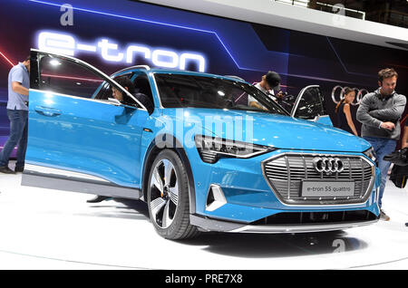 Parigi, Francia. 02oct, 2018. L'alimentato elettricamente Audi e-tron 55 Quattro sarà presentato al Paris International Motor Show il 1° giornata della stampa. Dal 02.10. al 03.10.2018 la pressa si svolgeranno presso il Motor Show di Parigi. Sarà poi aperta al pubblico dal 04.10. al 14. Ottobre. Credito: Uli Deck/dpa/Alamy Live News Foto Stock