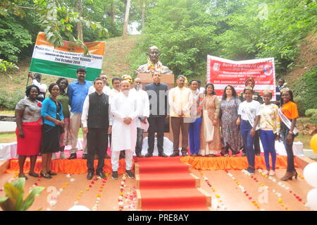 Jinja, Uganda. 2nd, Ottobre 2018: Membri della associazione indiana in Uganda, funzionari di Busoga Regno del Ministero del turismo e del Jinja residenti hanno aderito altri Indiani in tutto il mondo per celebrare il 149compleanno del Mahatma Gandhi e la Giornata internazionale della Nonviolenza. In Uganda, le celebrazioni erano guidati da un alto commissario dell India in Uganda Ravi Shankar (medio, di fronte alla statua di) alla sorgente del Nilo. Essi blasonata del Mahatma Gandhi statua con fiori. Credito: Donald Kiirya/Alamy Live News. Credito: Donald Kirya/Alamy Live News Foto Stock