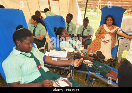 Jinja, Uganda. 2nd, Ottobre 2018: Membri della associazione indiana in Uganda, funzionari di Busoga Regno del Ministero del turismo e del Jinja residenti hanno aderito altri Indiani in tutto il mondo per celebrare il 149compleanno del Mahatma Gandhi e la Giornata internazionale della Nonviolenza. In Uganda, le celebrazioni erano guidati da un alto commissario dell India in Uganda Ravi Shankar (non in foto) alla sorgente del Nilo. Essi blasonata del Mahatma Gandhi statua con fiori. Credito: Donald Kirya/Alamy Live News Foto Stock