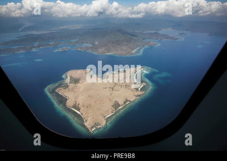 A forma di cuore ad isola visto dal piano in Nusa Tenggara, Indonesia Foto Stock