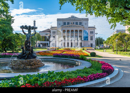 RIGA, Lettonia - 6 Luglio 2018 : Opera Nazionale Lettone Theatre vista dal Bastione Hill park Foto Stock