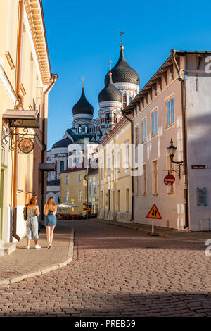 TALLINN, Estonia - 4 Luglio 2018 : La Cattedrale Alexander Nevsky vista dalla strada Piiskopi Foto Stock