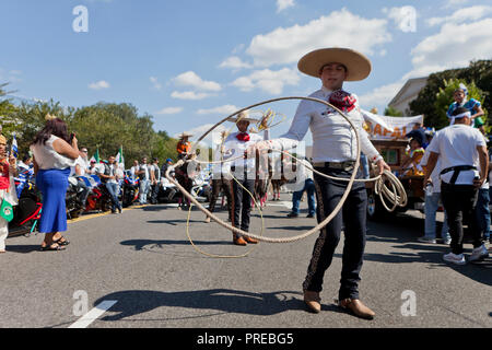 Un Vaquero (cowboy messicano) filatura un lazo Foto Stock