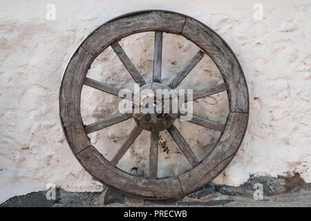 Vecchia ruota in legno - antiche carrozze a cavallo - ruota Foto Stock