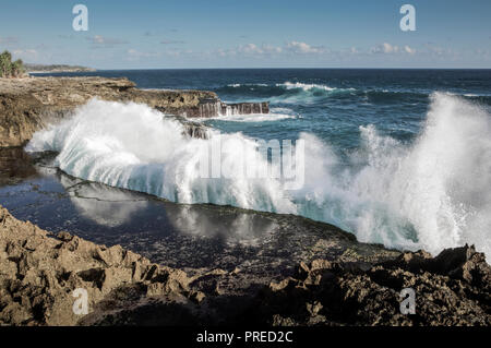 Grande oceano onde si infrangono contro la scogliera a Nusa Lembongan Island, Bali, Indonesia Foto Stock