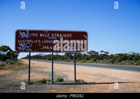 Cartello stradale per 90 miglio dritto il Nullabor plain vicino Cocklebiddy Australia Occidentale Foto Stock