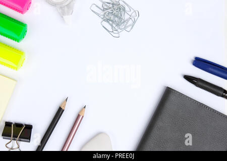 Accessori di cancelleria o scuola merci giacciono su sfondo bianco. Lay piatto. Foto Stock