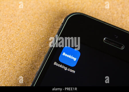 Mosca, Russia - 24 Luglio 2018: Booking.com applicazione icona sulla schermata dello smartphone. Smartphone giace sulla sabbia. Solo uso editoriale. Foto Stock