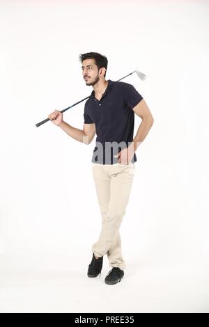 Foto del bel ragazzo con il bastone da golf e gamba trasversale. Isolato su sfondo bianco. Foto Stock