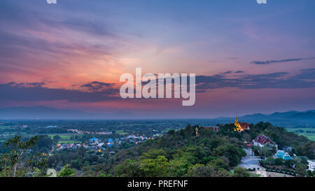 Wat Phrathat Doi Saket con colorato tramonto Cielo e nubi. Chiang Mai, Thailandia. Foto Stock