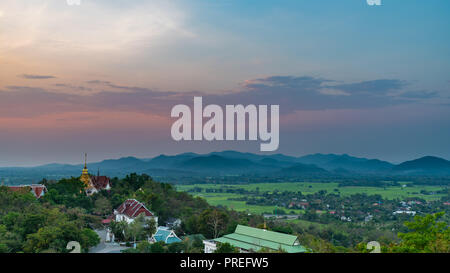 Wat Phrathat Doi Saket con colorato tramonto Cielo e nubi. Chiang Mai, Thailandia. Foto Stock