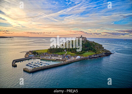 Questa foto è stata scattata di St Michael's Mount in Cornwall Regno Unito. Questo era durante un sunrise e è stato girato utilizzando un DJO Mavic 2 Pro. Foto Stock