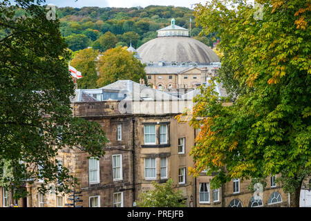 Il centro storico della città termale di Buxton, Derbyshire, Regno Unito. Old Hall Hotel e la cupola di Devonshire Foto Stock