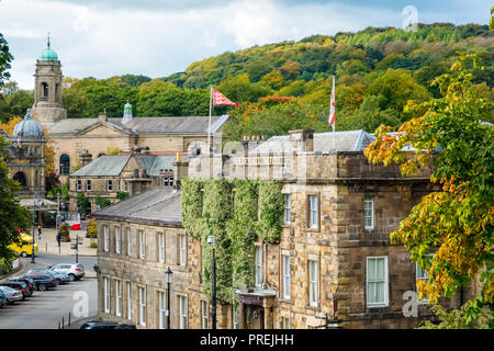 Il centro storico della città termale di Buxton, Derbyshire, Regno Unito. Chiesa di San Giovanni Evangelista, Old Hall Hotel e l'Opera House Foto Stock