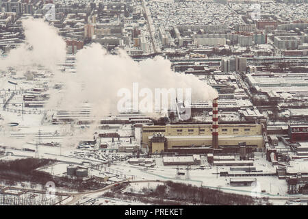 Inquinamento atmosferico da fumo di due camini di fabbrica. Zona industriale della città. vista aerea. Bianco fumo spesso da alti tubi di fabbrica. top vi Foto Stock