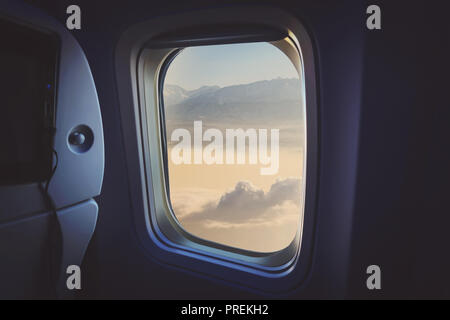La bellissima Fuji mountain vista dalla finestra di aereo. Concetto immagine. a bordo del piano. Le montagne al di fuori della finestra del piano Foto Stock