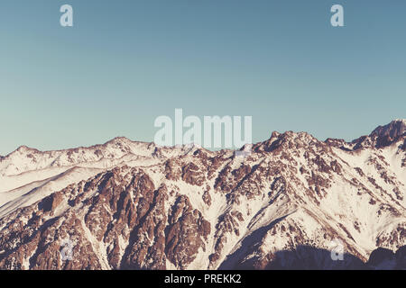 Coperto di neve e la gamma della montagna è tonica in stile retrò. ski resort Shymbulak, Medeo Almaty, Kazakhstan Foto Stock