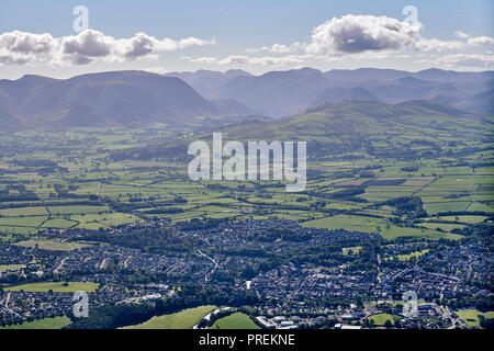 Il fells e le montagne del parco nazionale del Lake District, ripresa dall'aria, Nord Ovest Inghilterra, Cumbria, Regno Unito Foto Stock