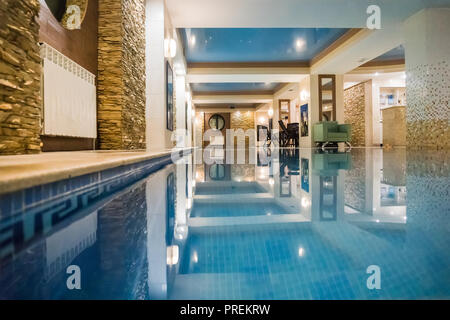 Piccola piscina nel bagno, sauna o sanatorio. Piscina con blu chiaro di acqua trasparente Foto Stock