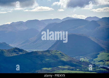 Il fells e le montagne del parco nazionale del Lake District, ripresa dall'aria, Nord Ovest Inghilterra, Cumbria, Regno Unito Foto Stock