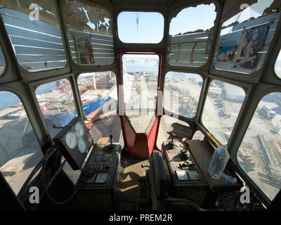 Vista dall'interno della cabina di comando di un vecchio tall Gru nel porto di Anversa, Belgio con nave visibile nel bacino di carenaggio. Foto Stock