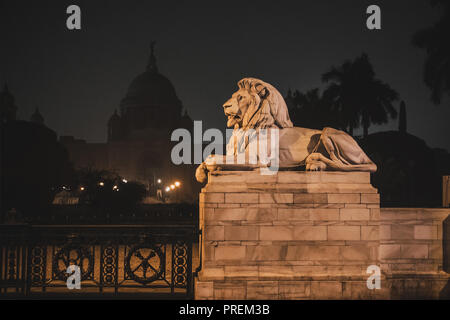 Cancello di ingresso in marmo bianco Lions del Victoria Memorial monumento architettonico e museo a Kolkata, India. White Lion scultura nella notte paglierino Foto Stock