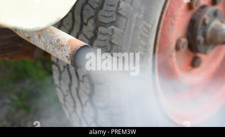 Emissioni di fumo versando dai gas di scarico del veicolo regno unito Foto Stock