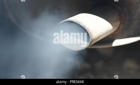 Emissioni di fumo versando dai gas di scarico del veicolo regno unito Foto Stock