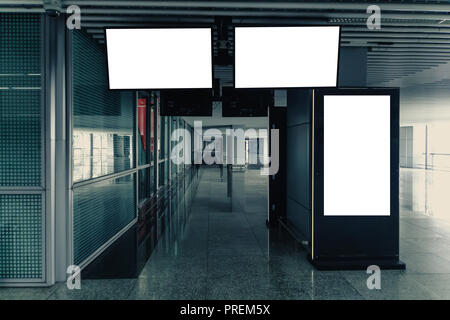 Mock up Banner Display tramite Affissioni Escalator Blur persone nella stazione della metropolitana. cartello pubblicitario design in un centro commerciale, galleria. Mockup, m Foto Stock