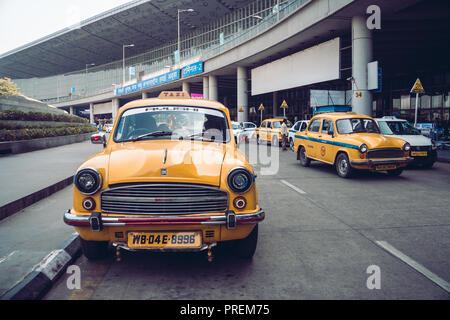 Vintage Yellow taxi in aeroporto Parcheggio. KOLKATA, India - 26 gennaio 2018. Foto Stock